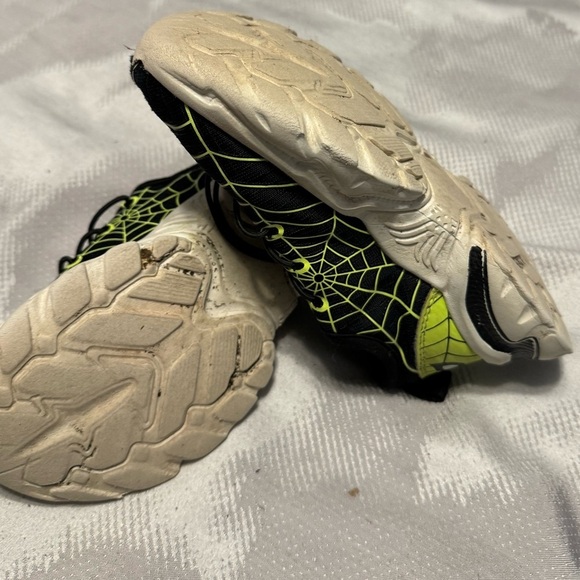 Boys 12.5 Spider sneaker’s. Stylish comfy durable. Great for every active kid! - Picture 7 of 13